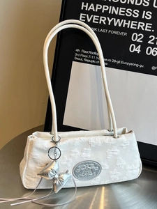 Sac sous le bras blanc avec texture florale en relief et pendentif papillon argenté