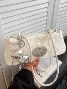 Sac sous le bras beige texturé chic avec broderie florale et pendentif nœud