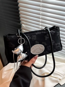 Sac sous le bras en jacquard floral noir avec breloque nœud argenté et plaque logo