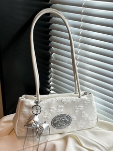 Sac sous l'aisselle en jacquard blanc avec texture florale 3D et nœud argenté