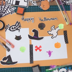 Vista macro degli adesivi olografici laser di Halloween per sigillare pacchetti regalo