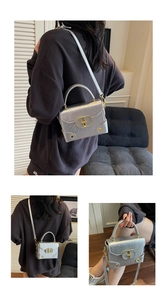 Détail du sac argenté avec fermoir doré métallisé et finition en cuir synthétique plissé