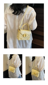 Détail d'un sac à main jaune crème en cuir verni avec fermoir doré et bandoulière fine