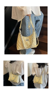 Borsa a tracolla trapuntata giallo tenue con catena d'argento indossata da modella