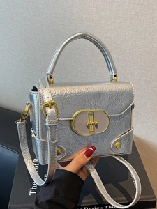 Sac à main argenté plissé avec fermoir doré et bandoulière réglable pour femme chic et mode