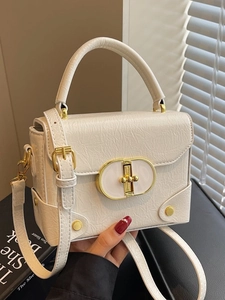 Sac bandoulière blanc motif crocodile avec fermoir doré et bandoulière réglable