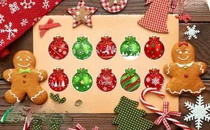 Détail d'autocollants de Noël ronds avec flocons et rennes sur fond de papier kraft