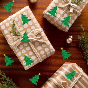 Vista detallada de pegatinas de árbol de Navidad láser verde en cajas de regalo
