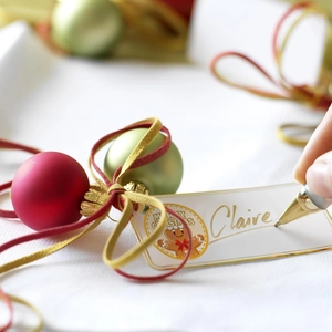 Étiquettes de Noël avec stickers pain épice, boules rouge vert et stylo doré