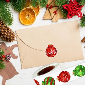 Rouleau de 500 autocollants de Noël boules rouge et vert sur fond de bois blanc avec décor