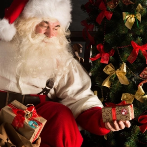 Détails macro d'autocollants Joyeux Noël sur des boîtes cadeau en kraft avec décorations