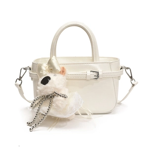 Sac fourre-tout blanc minimaliste avec pendentif chien en peluche et boucle décorative