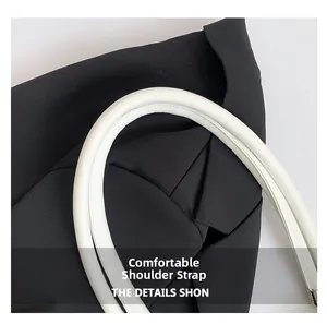 Détail de la bandoulière épaisse en cuir blanc rembourré pour un porté confortable