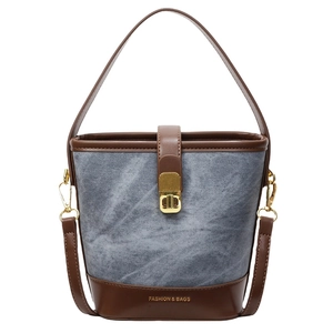 Secchiello chic in denim blu e pelle marrone con hardware dorato e tracolla