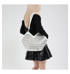 Détail du sac cabas blanc avec œillets argentés et ouverture unique en V