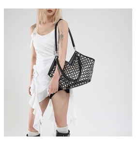 Détail du sac cabas noir avec des clous argentés et un design de style punk rock