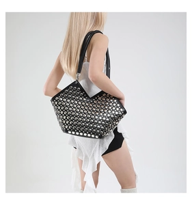 Détail latéral du sac cabas noir avec rivets argentés punk et ouverture en forme de V