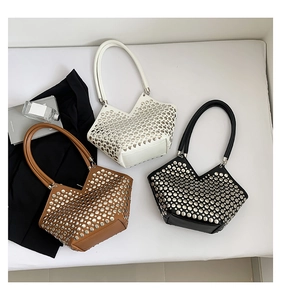 Vue détaillée de sacs cabas punk avec clous argentés en blanc, marron et noir chic
