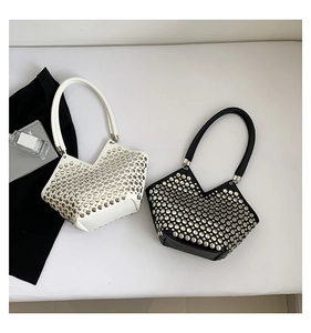 Vue détaillée de dessus des sacs punk noirs et blancs ornés de clous métalliques argent