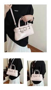 Viste dettagliate di una borsa a spalla rosa chiaro con fibbie in argento lucido