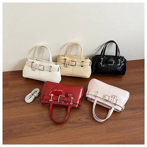 Esposizione di borse chic in ecopelle lucida in cinque colori con fibbie in metallo
