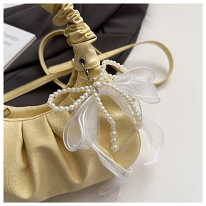 Détail du sac nuage plissé jaune clair avec nœud en perles et poignée froncée