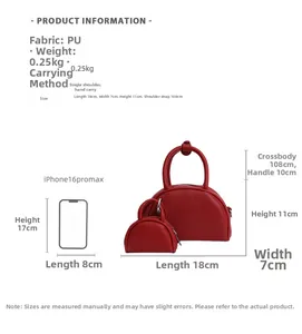 Détail du sac bowling en cuir PU rouge avec texture grainée et référence de taille