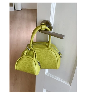 Détail du sac bowling vert citron en cuir grainé avec son mini porte-monnaie assorti