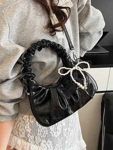 Sac à main plissé en cuir verni noir avec pendentif nœud en perles élégant