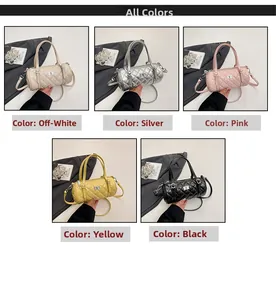 Gros plan de sacs cylindriques matelassés en cinq couleurs dont beige, argent et noir