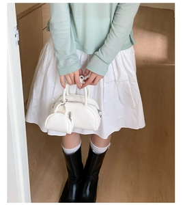 Détail du mini sac Boston blanc avec petit porte-monnaie assorti et fermeture éclair argentée