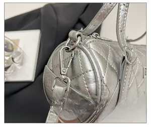 Détail du sac matelassé métallisé argenté avec ferrures métalliques polies