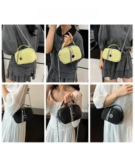 Détails de la texture tissée du sac avec chaîne en métal et décoration de gland élégante