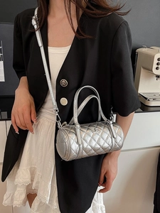 Sac Boston cylindrique matelassé argenté avec finition métallique et bandoulière
