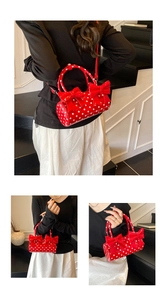 Vue détaillée du sac polochon à pois rouges avec nœuds stylés et finition vernie