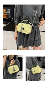 Détail du sac bandoulière jaune citron matelassé avec chaîne et pompon en métal
