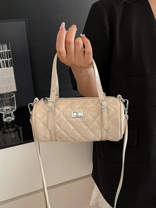 Sac Boston en cuir matelassé beige avec fermoir rotatif et bandoulière réglable