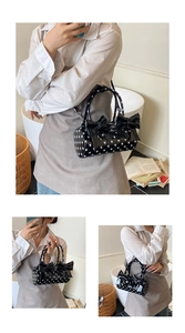 Sac cylindrique à pois noirs avec grands nœuds présenté en plusieurs styles de transport