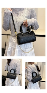 Detailansicht der schwarzen geprägten Bucket Bag mit Blumenmuster und goldener Kette