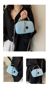 Détail du sac à bandoulière en cuir PU plissé bleu clair avec chaînes et pompons tendance