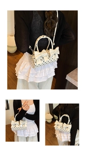 Détails du sac polochon blanc à pois noirs orné de deux grands nœuds élégants