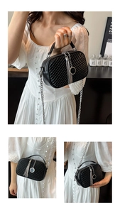 Détails du sac à main en cuir matelassé noir avec chaîne argentée et pompon sur le zip