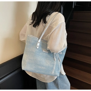 Borsa tote celeste glitterata con spalline argentate e ciondolo con fiocco di perle e pizzo