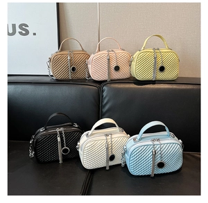 Collection de sacs à bandoulière tressés en kaki rose jaune noir blanc et bleu