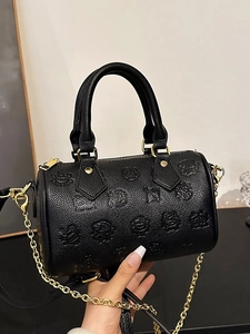 Schwarze Boston-Tasche aus Kieselleder mit Prägemuster und goldenem Kettenriemen