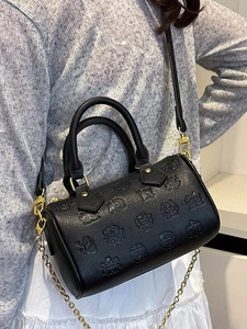 Schwarze geprägte Beuteltasche mit Goldkette und Henkeln in der Seitenansicht gezeigt