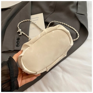 Détail du sac plissé en cuir crème avec bandoulière en chaîne et boucle sphérique