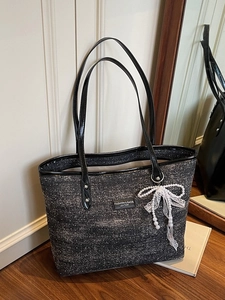 Grande borsa tote in tweed nero con dettagli in vernice e ciondolo fiocco di perle