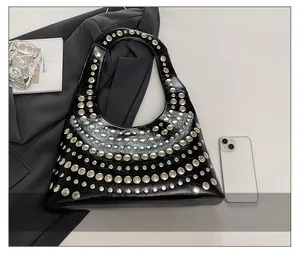 Detailansicht der schwarzen Punk-Ledertasche mit Silbernieten und eleganter Halbmondform