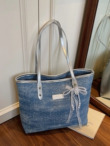 Borsa tote in denim blu con manici argento e ciondolo in pizzo perlato da donna